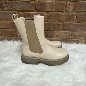 Emmshu Women’s Beige Lug Bootie Size 10